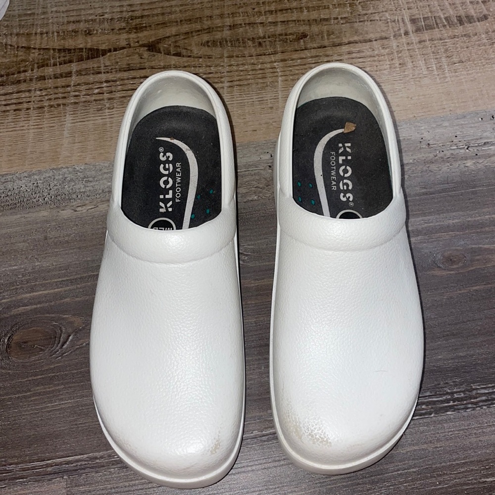 SOLD: Nurse white klogs ✨